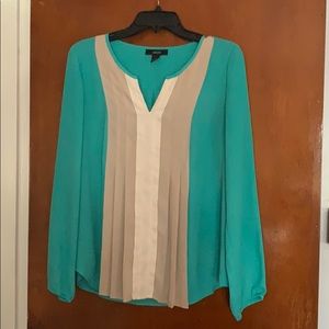 Alfani blue green top with beige and white pleats